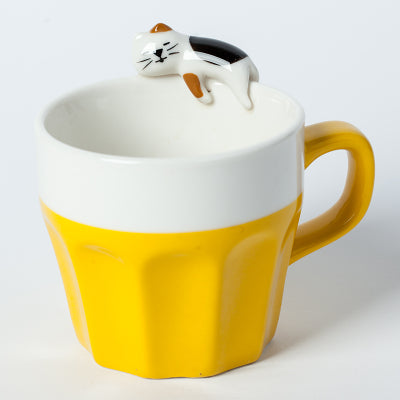 Cat On The Rim Mug in yellow.